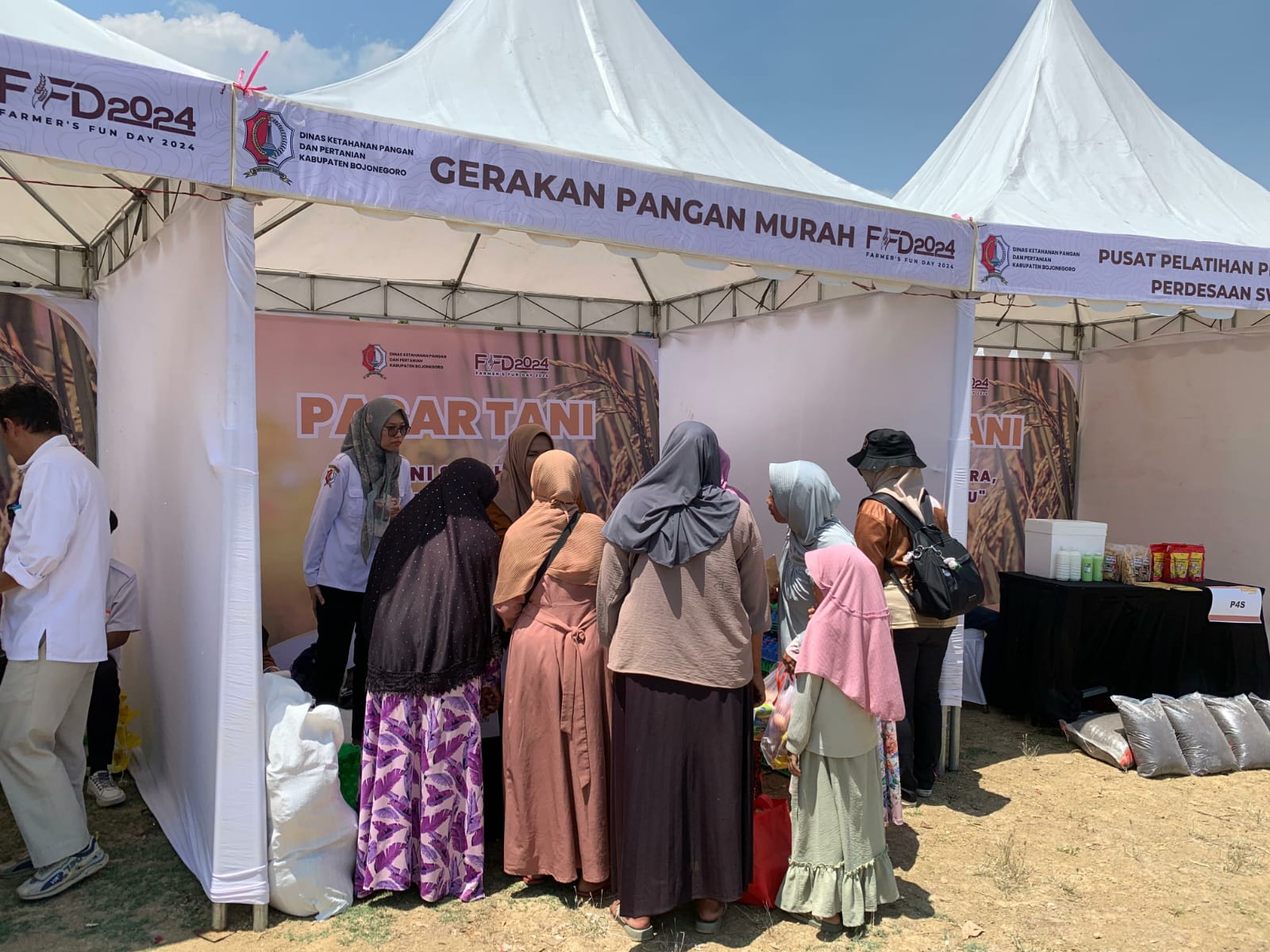 Warga Sambut Gembira Gerakan Pangan Murah yang Digelar Pemkab Bojonegoro