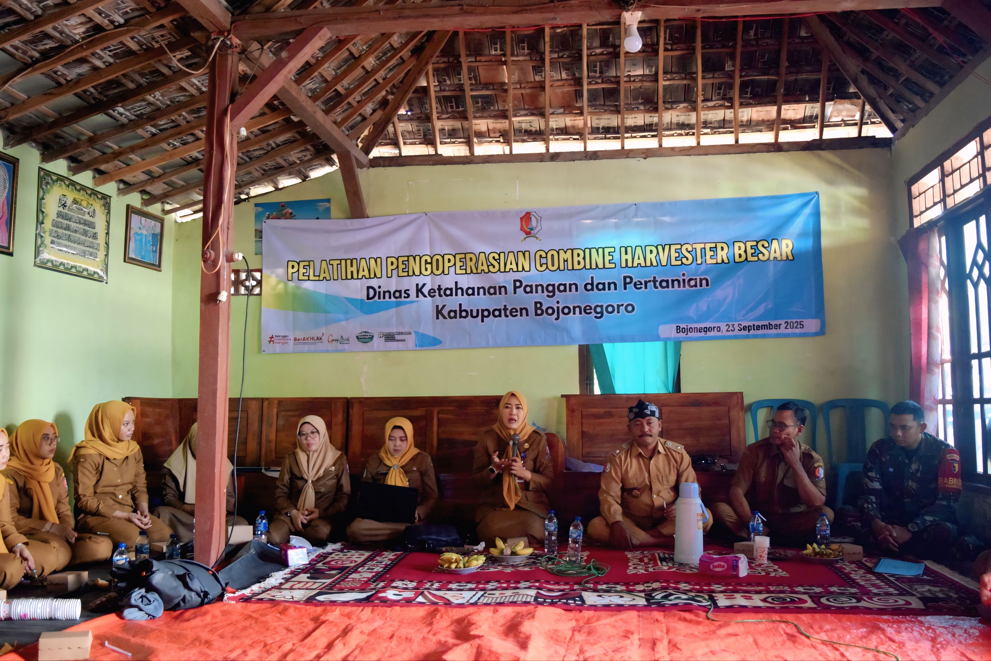 Dinas Ketahanan Pangan dan Pertanian Bojonegoro Gelar Pelatihan Pengoperasian Combine Harvester Besar