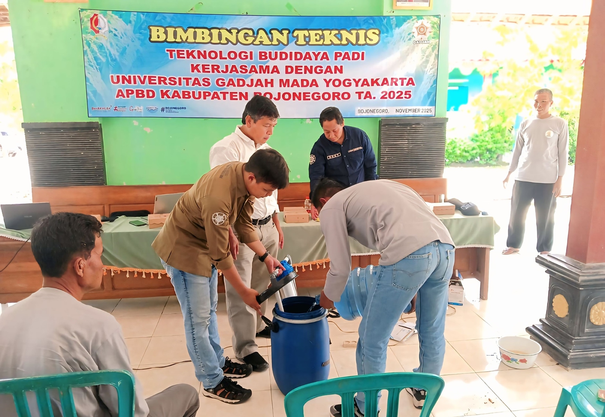 Bimbingan Teknis Teknologi Budidaya Padi: Kolaborasi Dinas Ketahanan Pangan dan Pertanian Bojonegoro dengan Universitas Gadjah Mada Yogyakarta