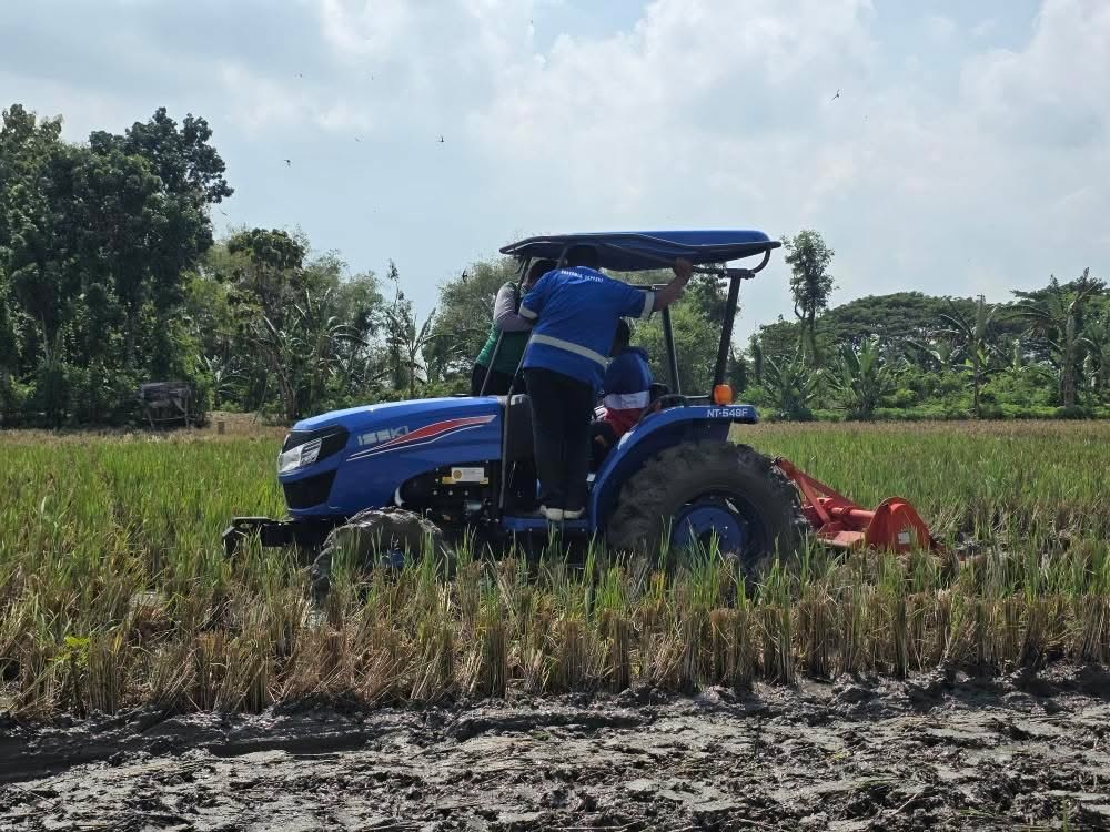Pelatihan Traktor Roda Empat Dukung Optimalisasi Alsintan Petani Pacul
